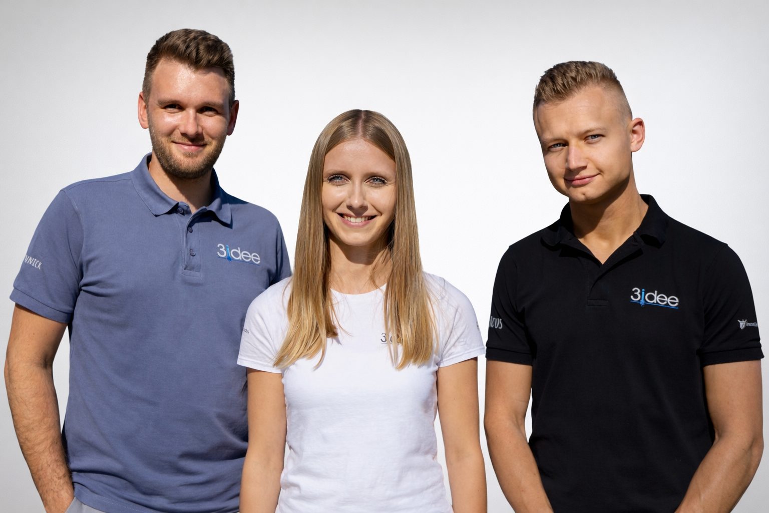 Das Gründerteam von 3IDEE: Helena, Julius und Yannick in Shirts mit 3IDEE-Logo – Experten für Monitorbefestigung aus Luxemburg